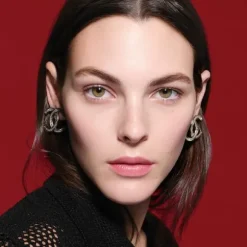 N°1 DE CHANEL CREME MIT ROTER KAMELIE