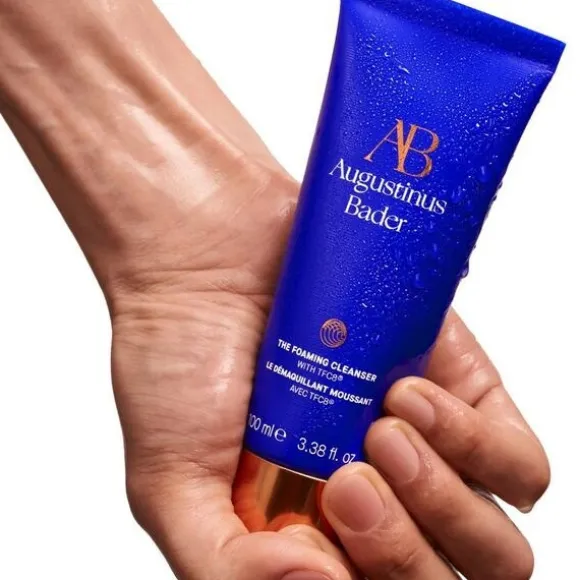THE FOAMING CLEANSER